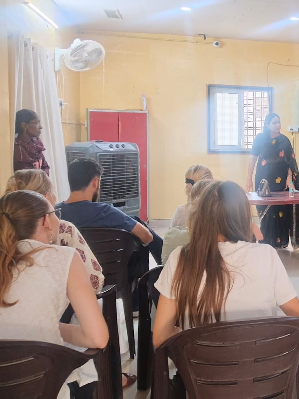 Iqra Ali leading a training session on alcohol, substance use & recovery for a visiting delegation of mental health professionals from Sweden